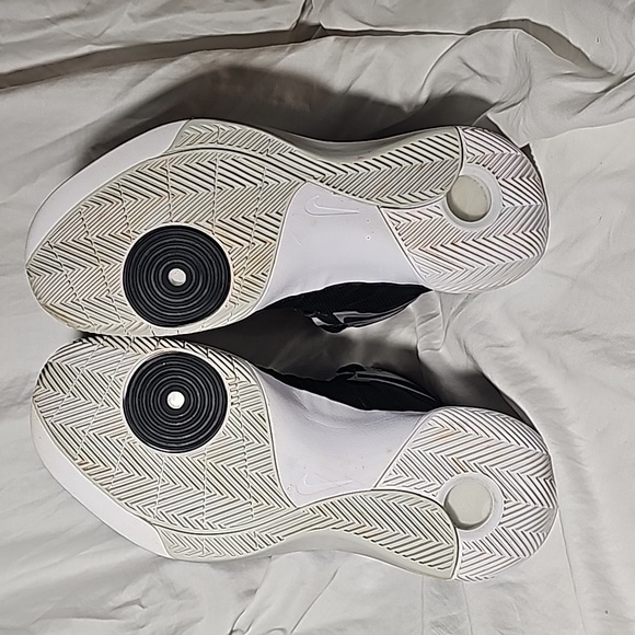 GENTLY USED - 2015 Nike Women's Air Zoom Hyperdunk - Black/Silver - Size 11 - Picture 8 of 13